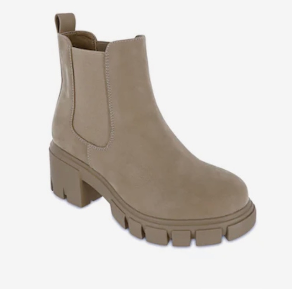 NEW in box MIA Ivy boot, size 9